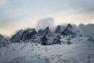 白天，白云覆盖着白雪覆盖的山
